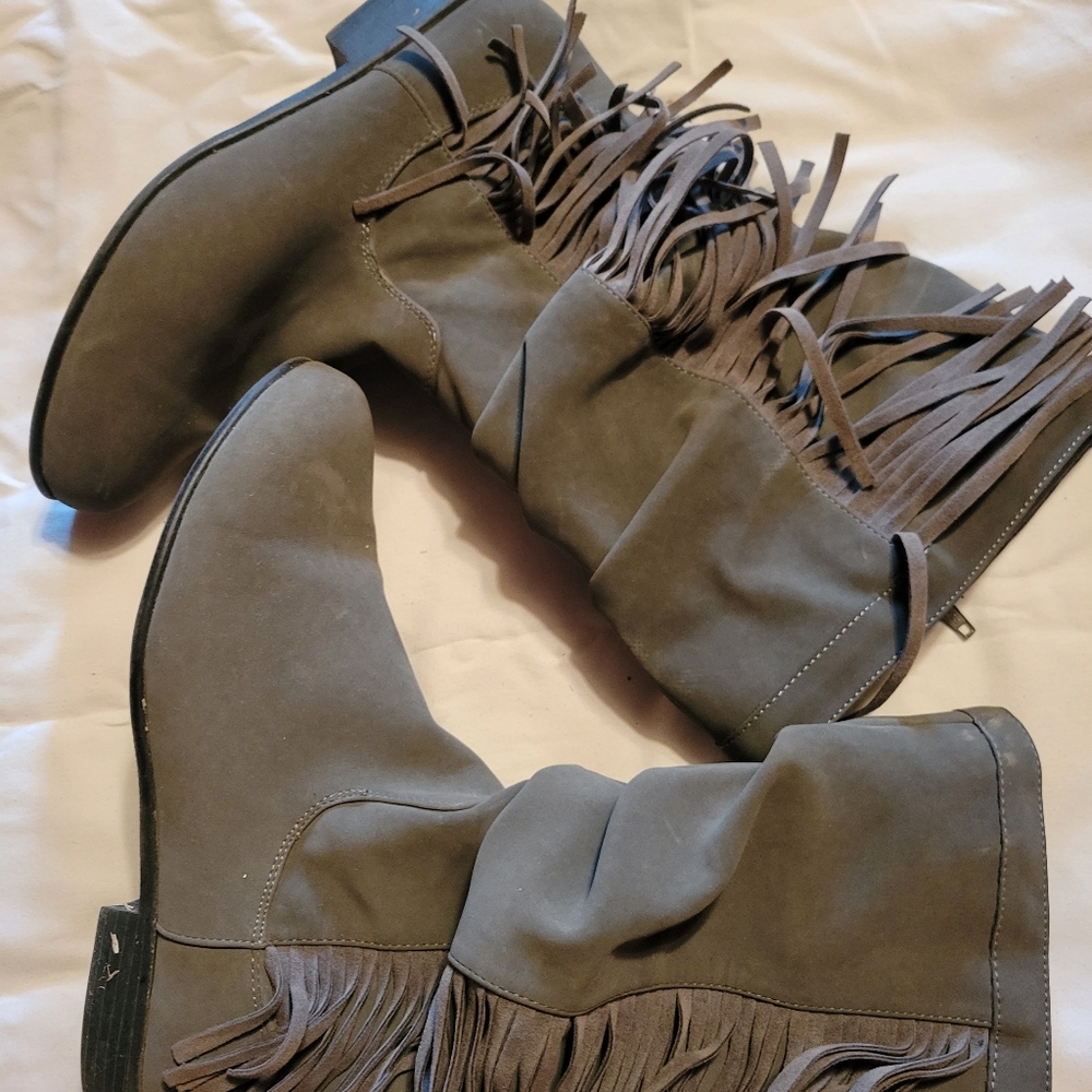 Grey fringe boots size 8 ($9)